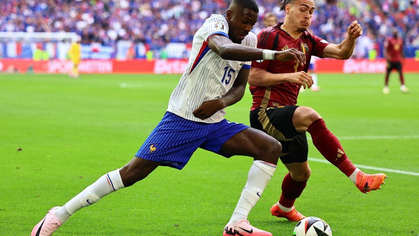 Dusseldorf (Germany), 01 07 2024.- Marcus Thuram of France (L) in action against Arthur Theate of Belgium during the UEFA EURO 2024 Round of 16 soccer match between France and Belgium, in Dusseldorf, Germany, 01 July 2024. (Bélgica, Francia, Alemania) EFE EPA FILIP SINGER 