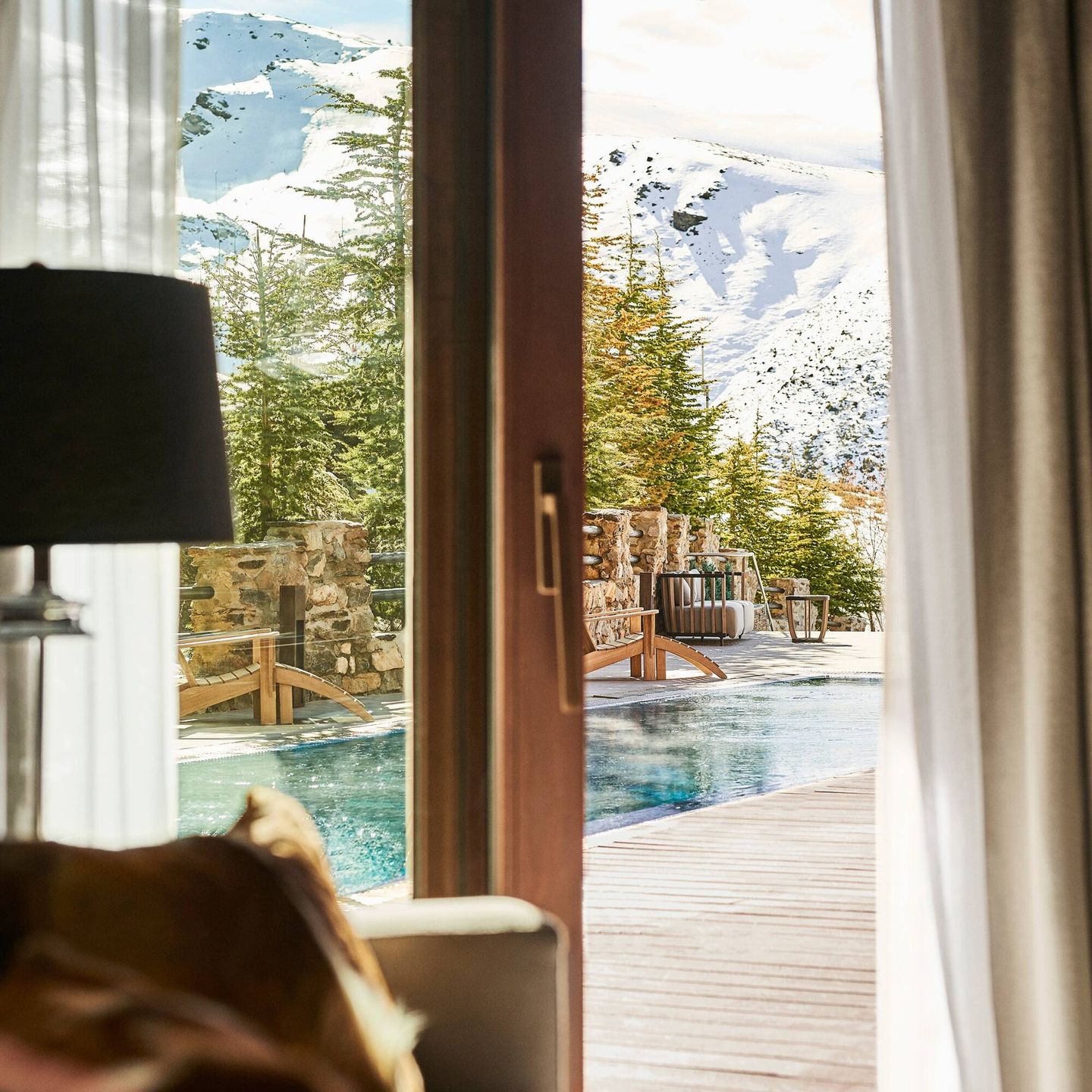 Este hotel de cinco estrellas cuenta con la única piscina climatizada al aire libre de Maribel, accesible directamente desde algunas habitaciones y suites. (Cortesía)