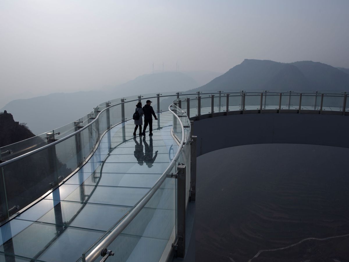 Foto: Uno de los puentes que proliferan en las provincias montañosas del país asiático (Reuters/Thomas Peter)