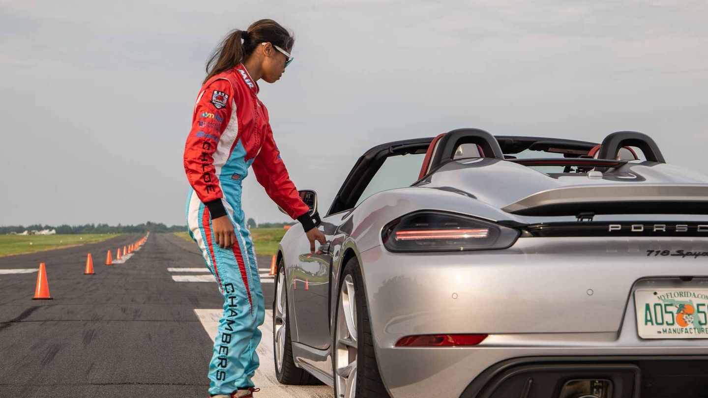 Chloe Chambers, de 16 años, ya es una experta conductora. Foto: Porsche