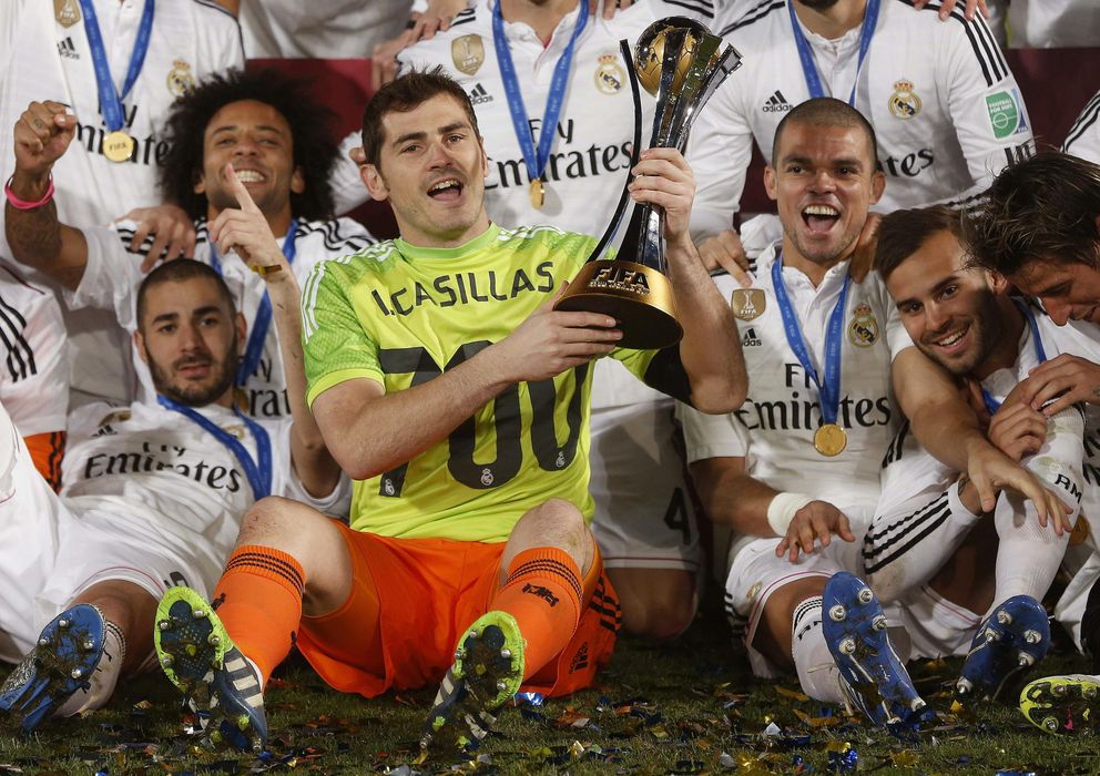 Foto: Casillas, con la Copa del Mundo y la camiseta conmemorativa de sus 700 partidos (EFE).