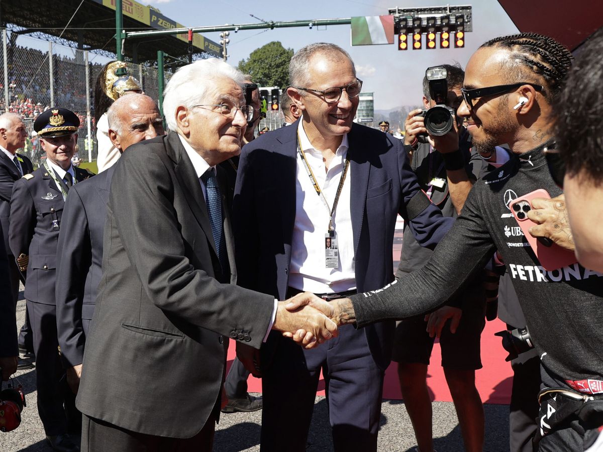 Foto: Domenicali, junto a Sergio Mattarella y Lewis Hamilton en el Gran Premio de Italia. (Reuters/Ciro de Luca)