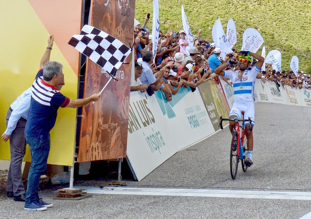 Foto: Dani Díaz celebra su victoria en la segunda etapa de la cita argentina (Tour de San Luis).