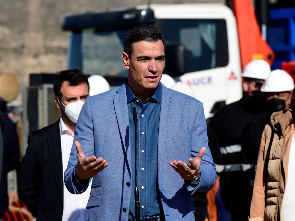 Foto: El presidente del Gobierno, Pedro Sánchez, durante una visita este lunes a la empresa Cardial en Níjar (Almería). (EFE/Carlos Barba)