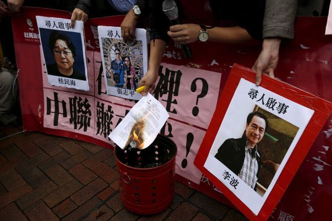 Protestas por la desaparición de Lee Bo y los otros libreros sin paradero. (Reuters)