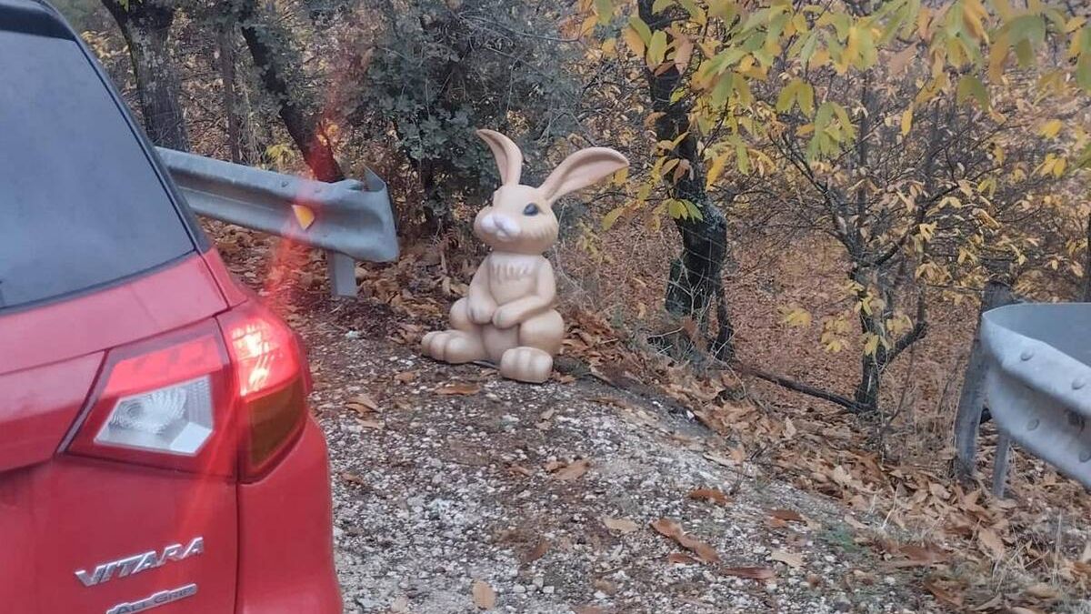 Final feliz: 'liberan' en una cuneta la estatua del conejo de Parauta