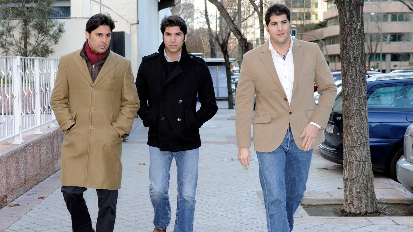 Fran Rivera junto a sus hermanos Cayetano y Julián. (Gtres)