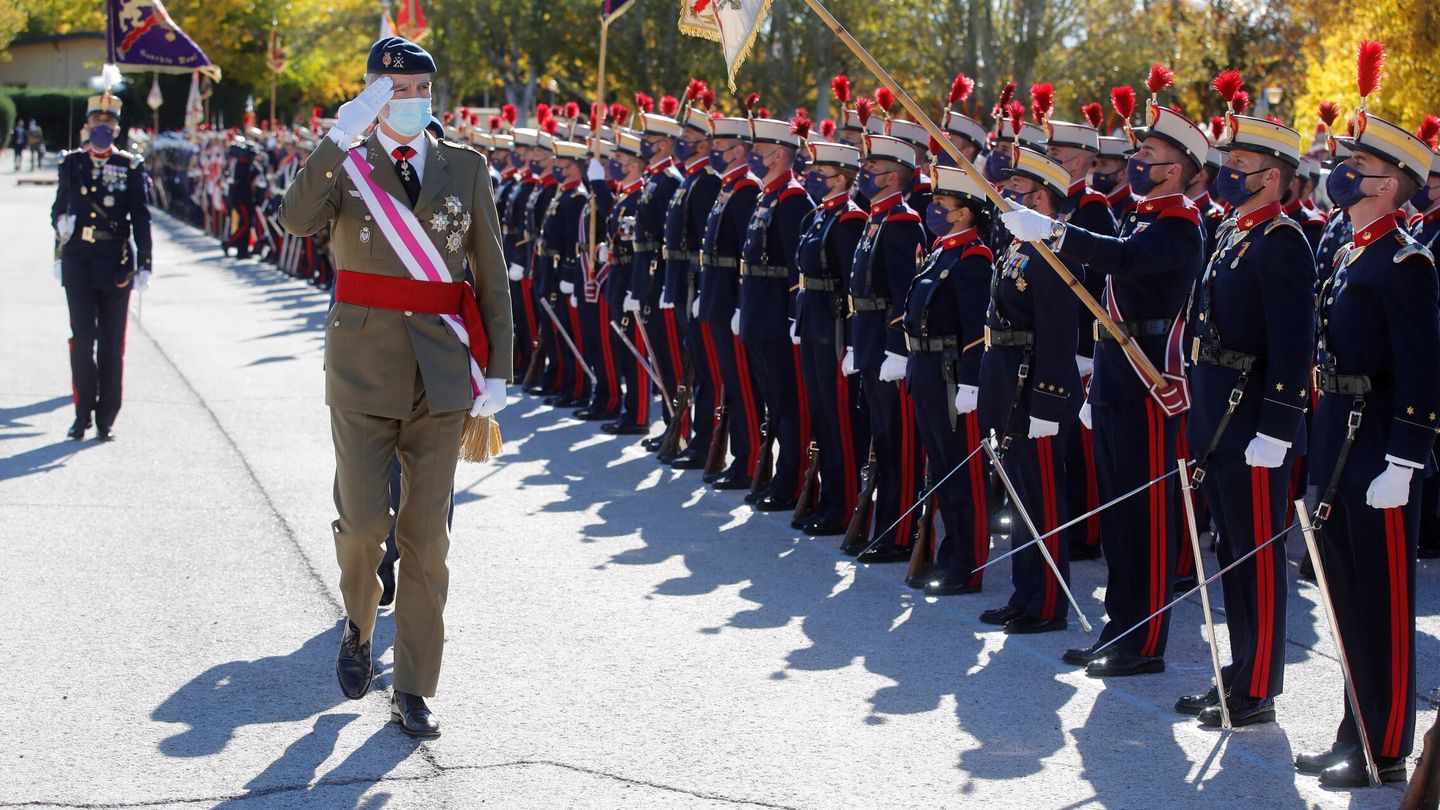 El rey Felipe VI pasa a los nuevos guardias reales. (EFE /Juan Carlos Hidalgo) 