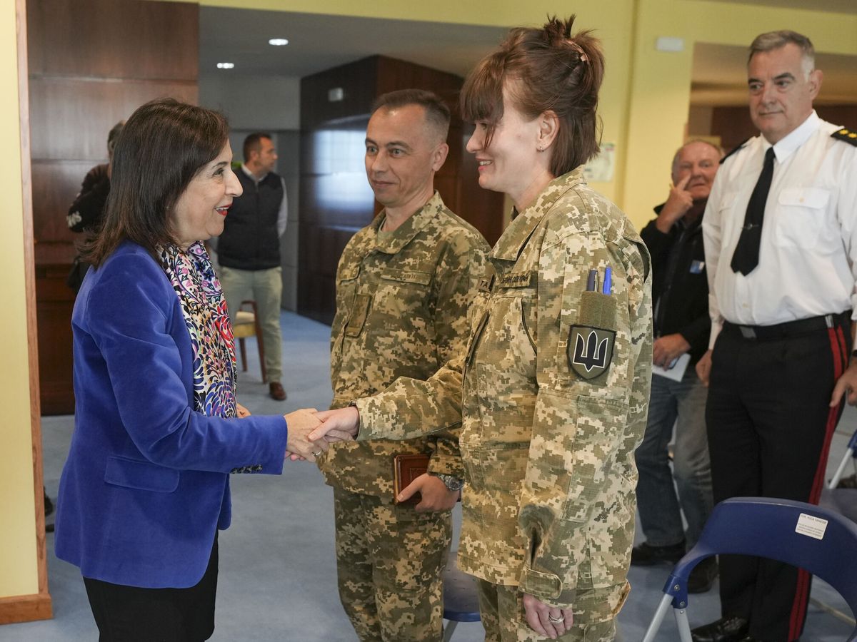 Foto: La ministra de Defensa, Margarita Robles, junto a la coronel ucraniana Yulia Tapaciok. (EFE/Borja Sánchez Trillo)