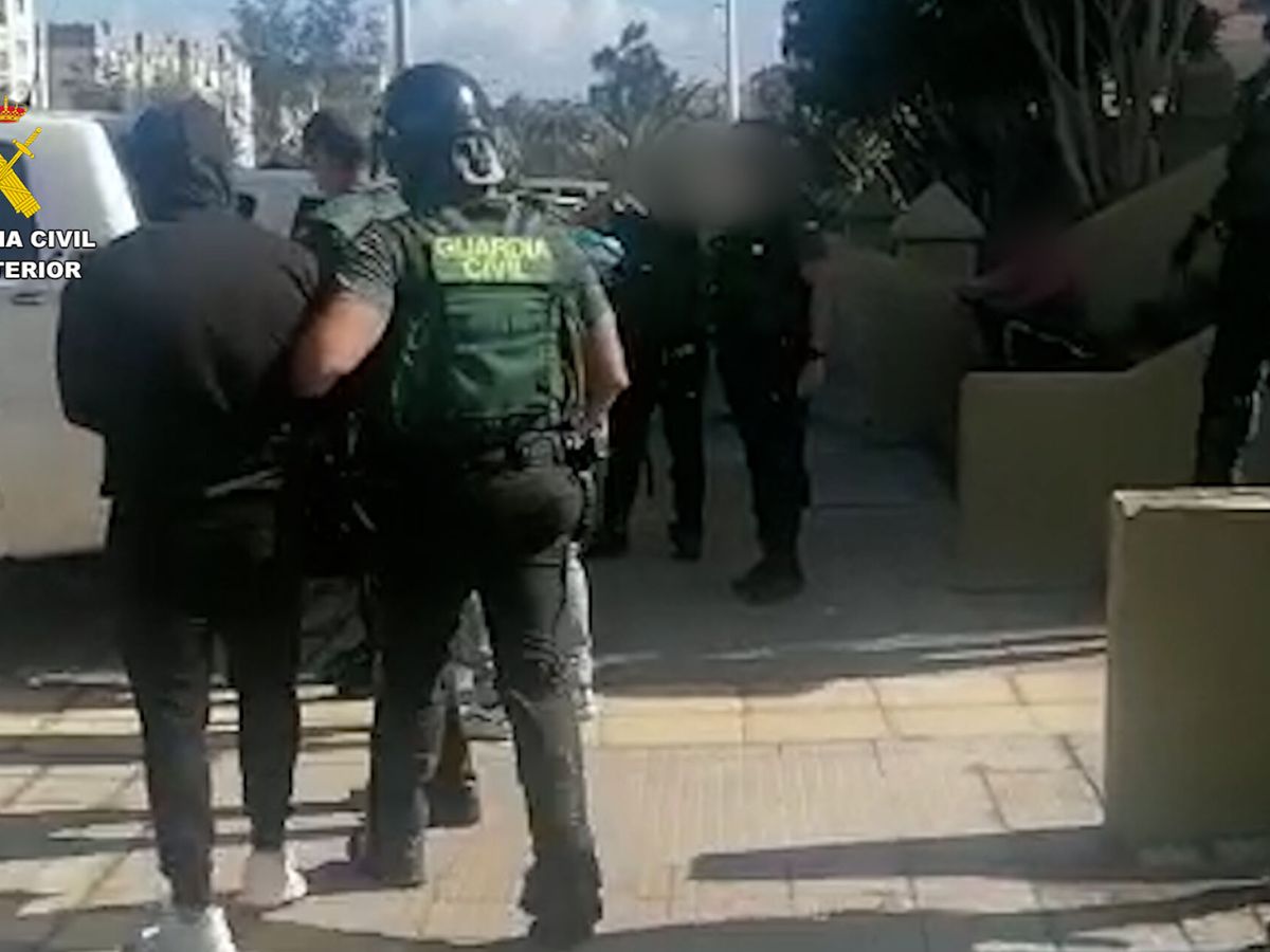 Foto: Detenido tras amenazar de muerte a su mujer y atrincherarse en casa armado. (EFE/Guardia Civil)