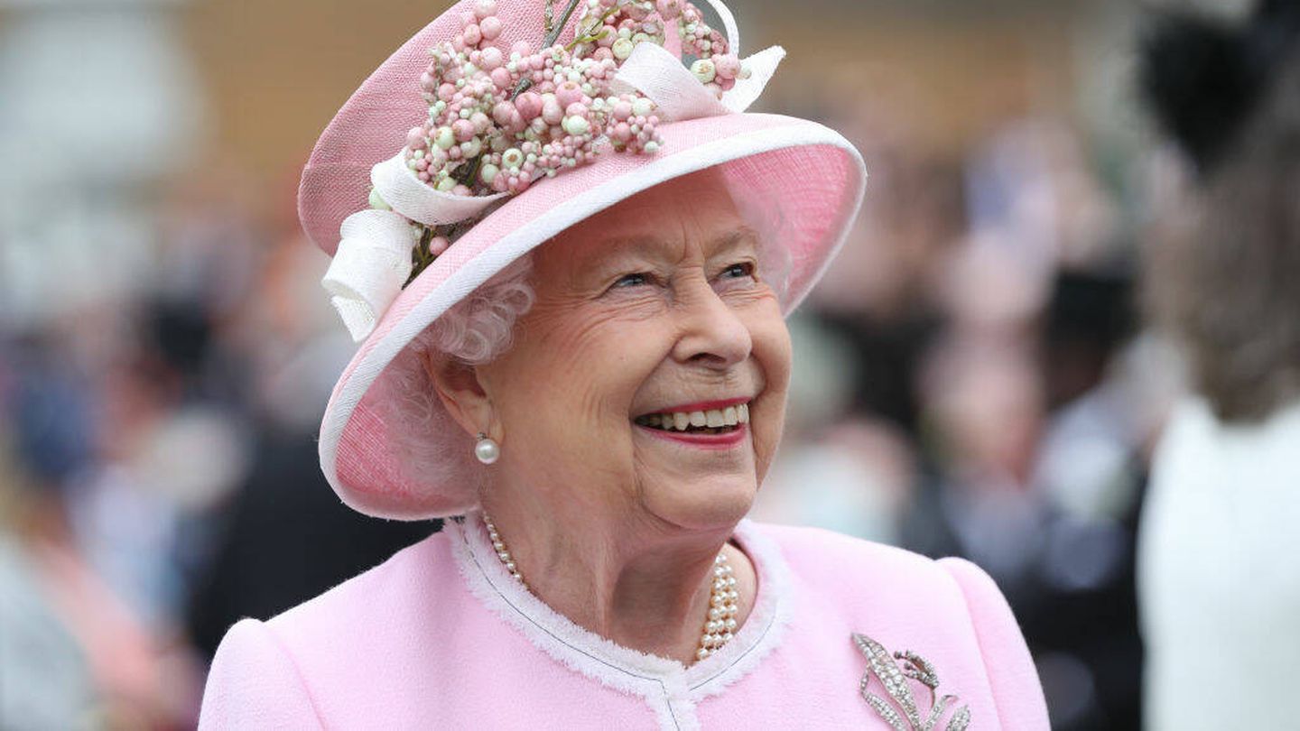 La reina Isabel II, con un total look rosa ballet. (Getty/Yui Mok)