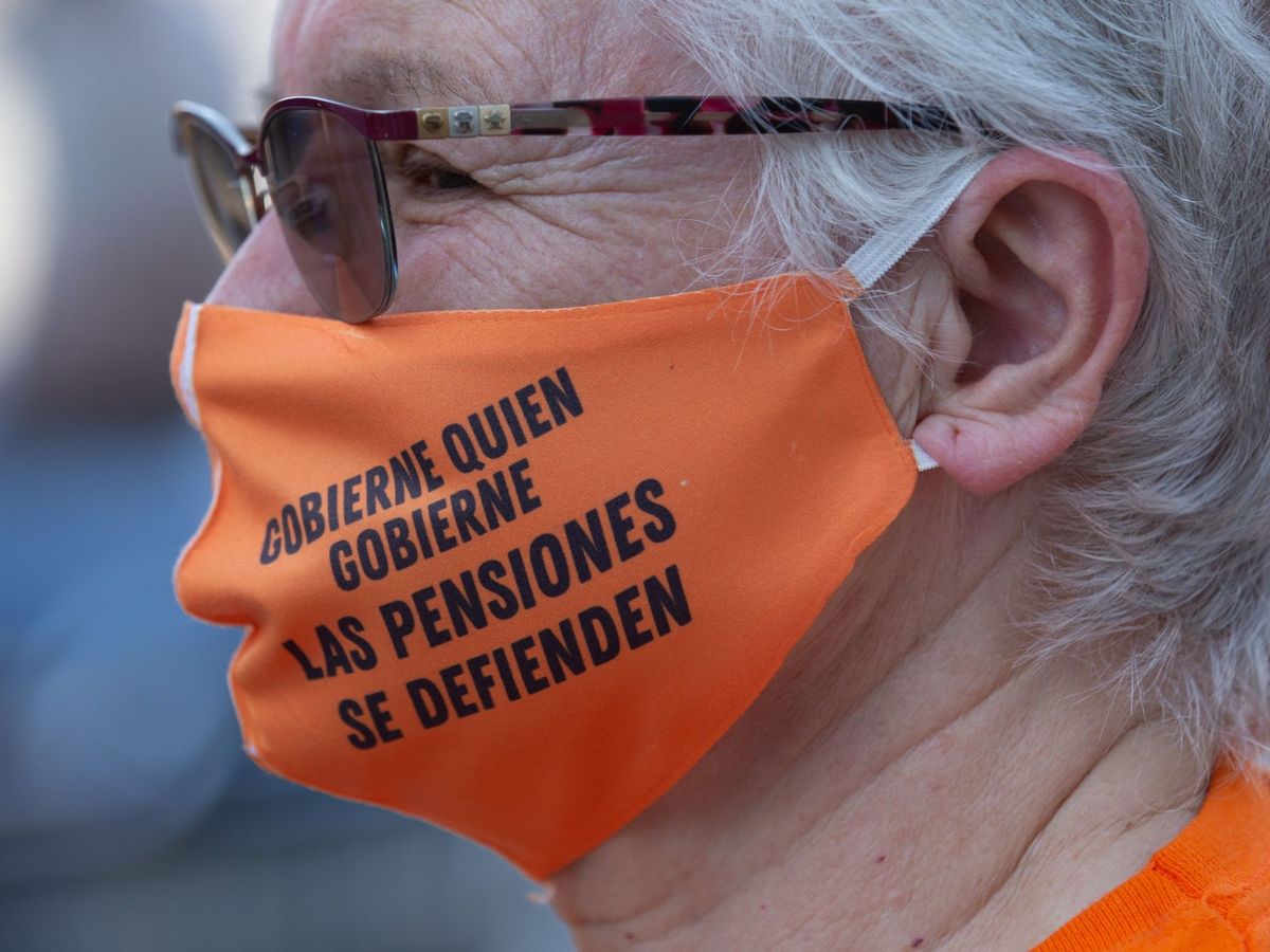 Foto: Una mujer, durante las protestas convocadas por Marea Pensionista el pasado mes de julio. (EFE) 