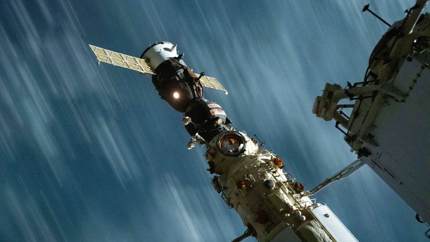 Una obsoleta nave Soyuz atracada en el obsoleto módulo Nauka (NASA)