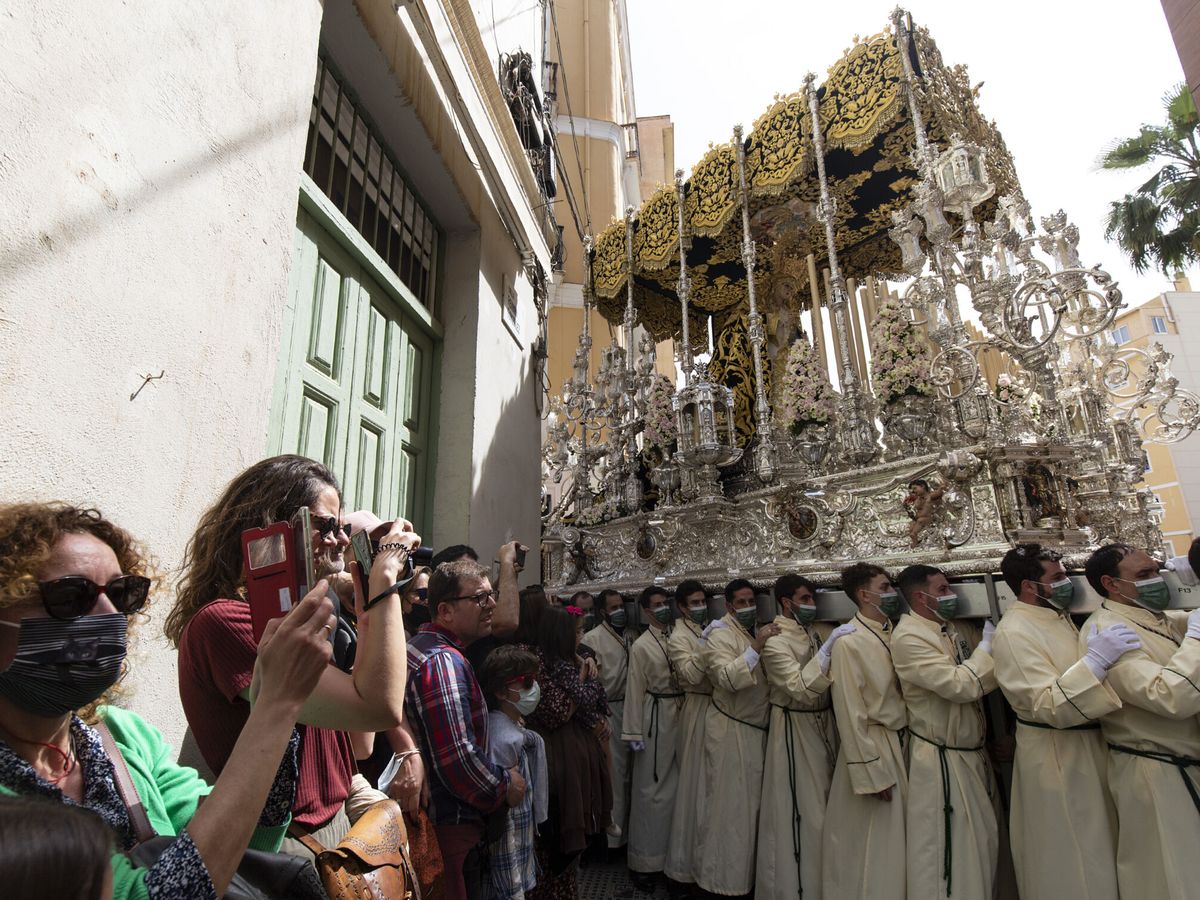 Foto: Salida procesional del trono de María Santísima de Lágrimas y Favores en las Cofradías Fusionadas. (EFE)