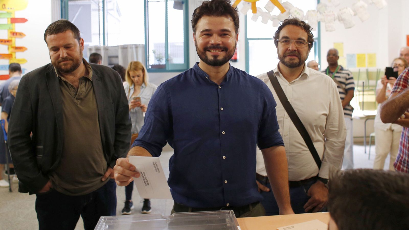 Foto: El cabeza de lista por Barcelona de ERC en las elecciones generales, depositando su voto (Efe).