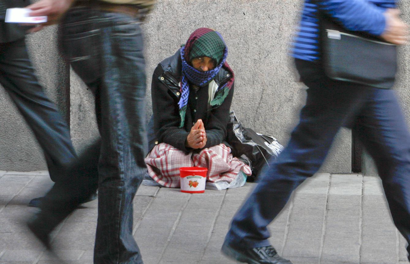 Una mujer pide dinero en el centro de Helsinki, en 2008 (Reuters)