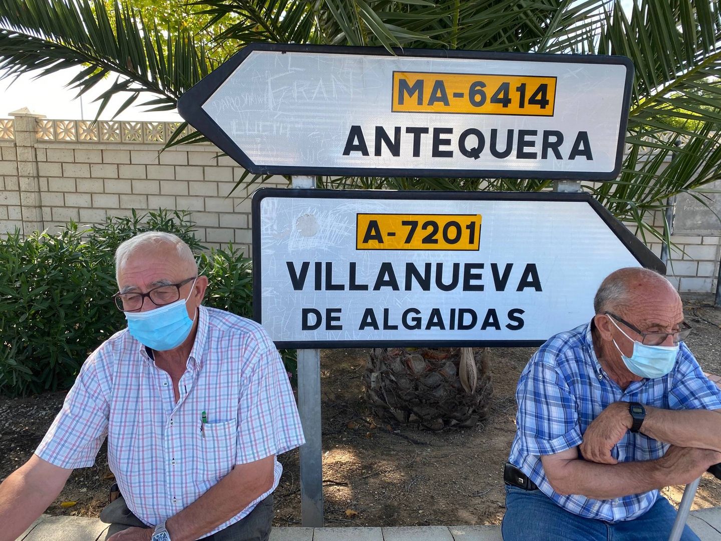 Manuel Rama, junto a un amigo, en la entrada de Villanueva de Algaidas. (Agustín Rivera)
