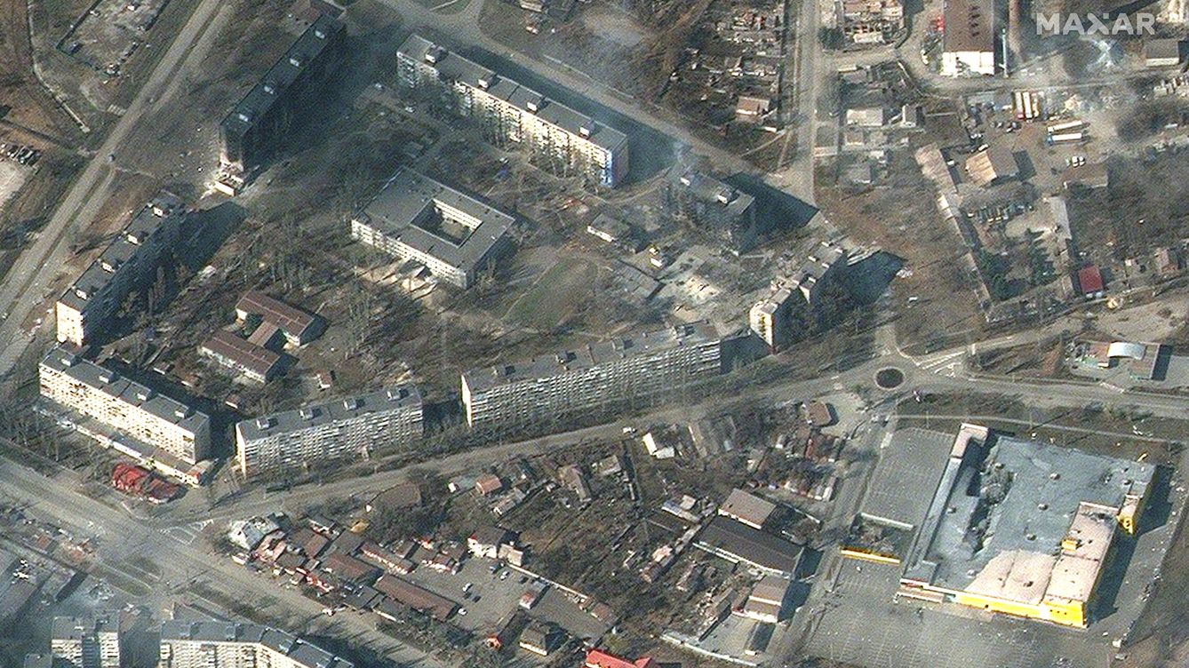 Foto: Una imagen de satélite que muestra el estado de varias zonas residenciales en Mariúpol. (Reuters/Maxar Technologies)