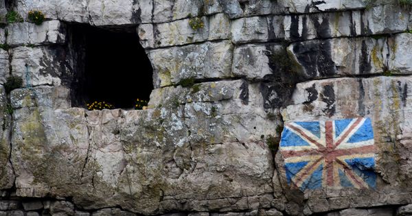 Foto: La bandera de Reino Unido pintada en unas rocas junto al río Wye en Gales. (Reuters)