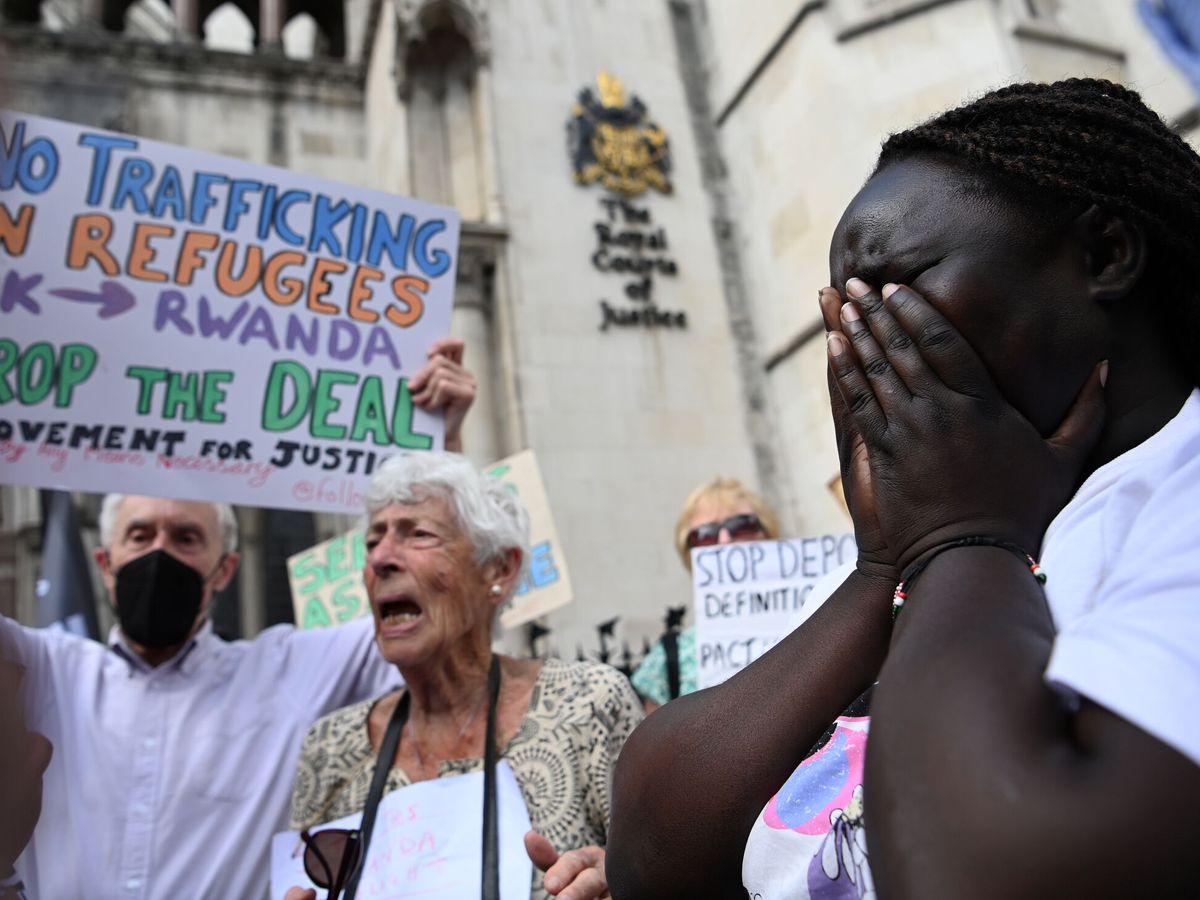 Foto: Activistas de derechos humanos reaccionan después de perder una apelación ante el Tribunal Superior de Londres. Andy Rain (EFE)