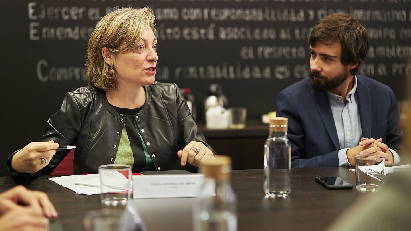 Teresa Rodríguez, coordinadora de sostenibilidad de la CNMV; y Javier G. Jorrín, periodista de El Confidencial.