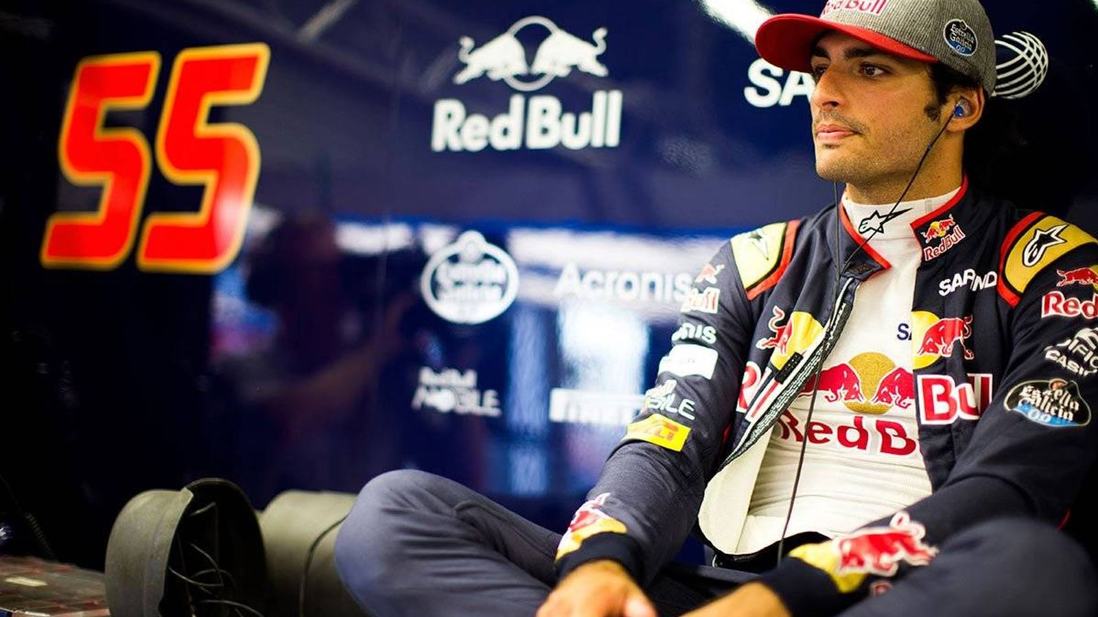 Foto: Carlos Sainz, sentado en su box de Toro Rosso.