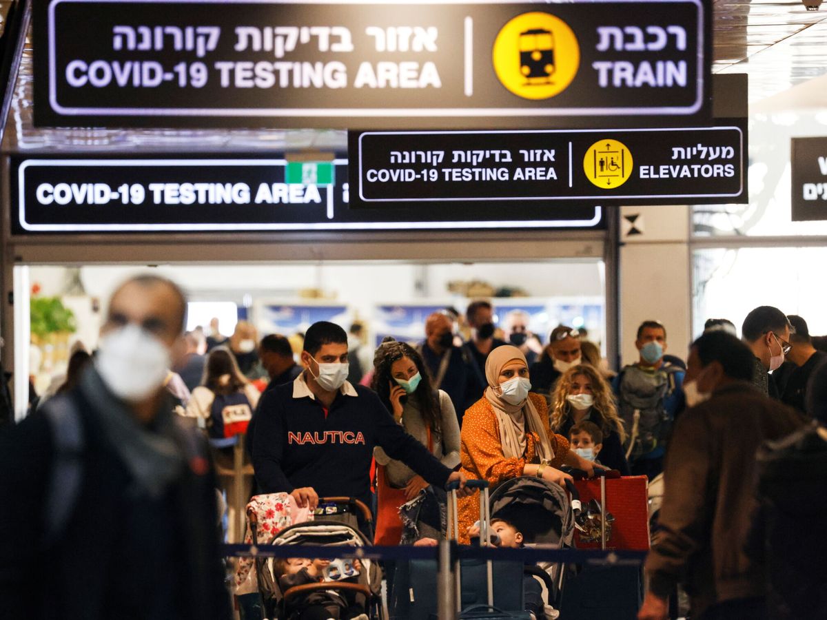 Foto: Viajeros en el aeropuerto Ben Gurion de Israel. (Reuters/Cohen)