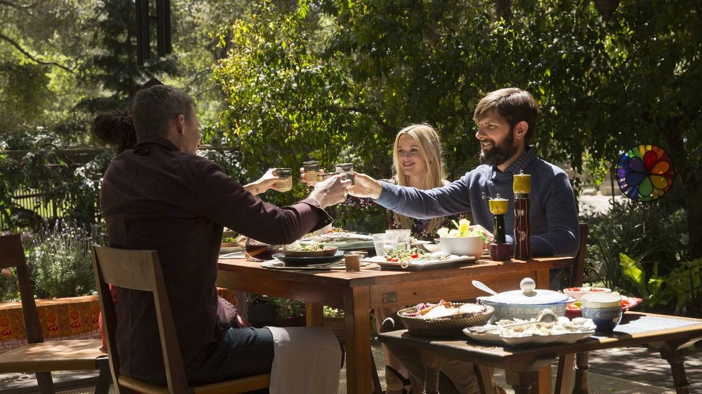Los protagonistas de 'Big Little Lies' celebrando que no están en Monterrey en la casa de Bonnie (Zoe Kravitz). (HBO)