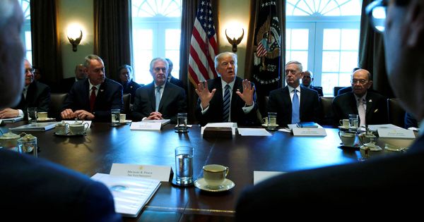 Foto: Donald Trump junto a Tillerson y Mattis durante una reunión del gabinete en la Casa Blanca. (Reuters)