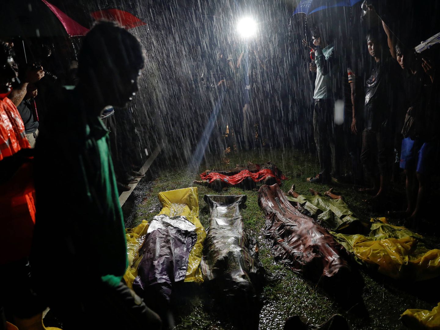 Los cadáveres de varios refugiados rohingya que se ahogaron intentando alcanzar la costa de Bangladesh, en Cox's Bazar. (Reuters)