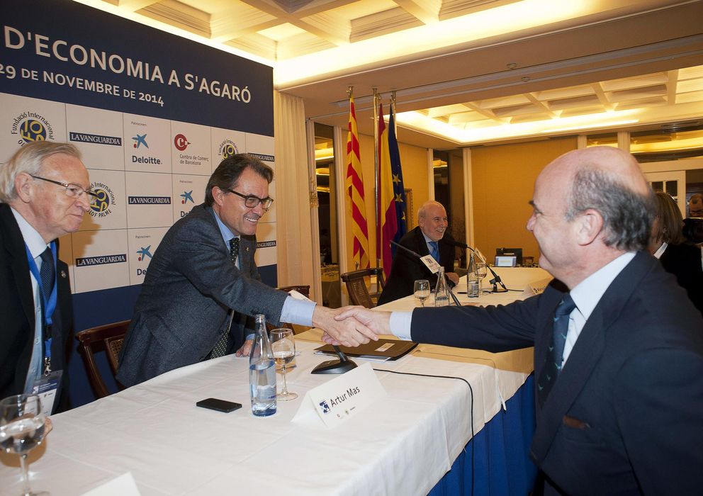 Foto:  El presidente de la Generalitat, Artur Mas (2-i), saluda al ministro de Economía, Luis de Guindos. (EFE)