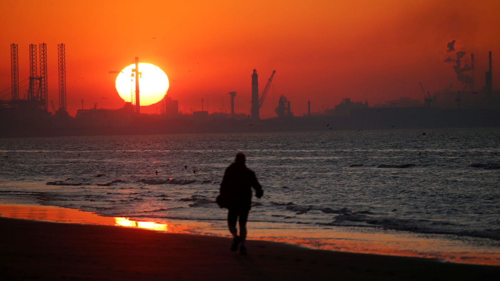 Foto: Atardecer en el puerto de Dunkerque. (Reuters)