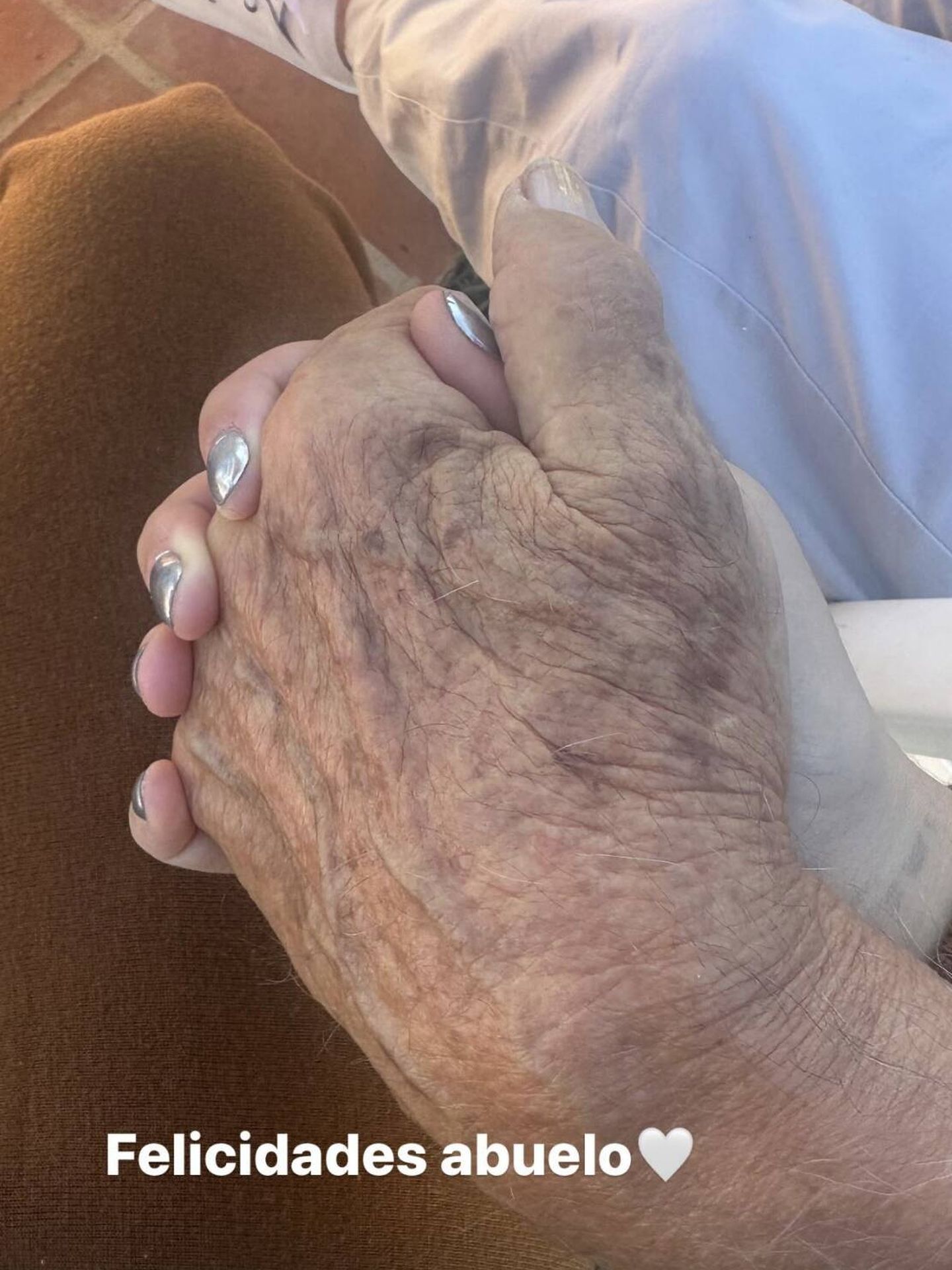 Abuelo y nieta, entrelazando sus manos. (Instagram / @albadiazmartin)
