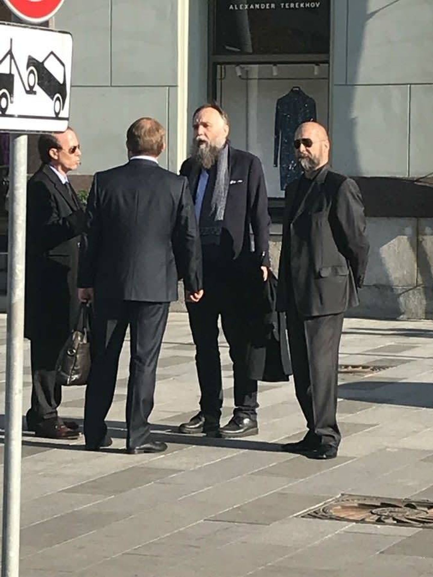 Aleksandr Dugin junto a Savoini y, probablemente, Kharchenko, un día antes de los audios que desvelan la posible financiación ilegal de la Liga de Salvini con dinero ruso.
