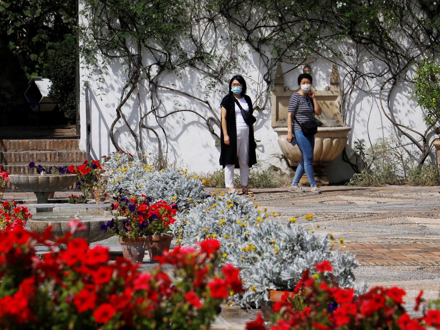 Dos turistas visitando uno de los doce patios del Palacio de Viana de Córdoba. (EFE/Salas)