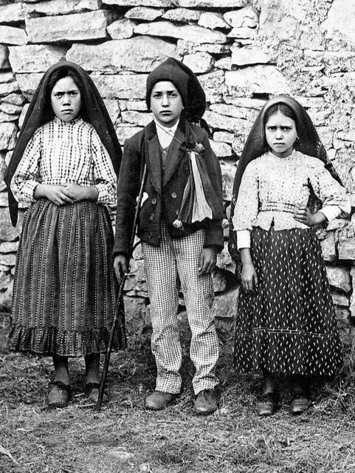 Los tres pastorcitos de Fátima: Lucía dos Santos (izq.), y sus primos, Francisco Marto (centro) y Jacinta Marto (dcha.) Foto: CC