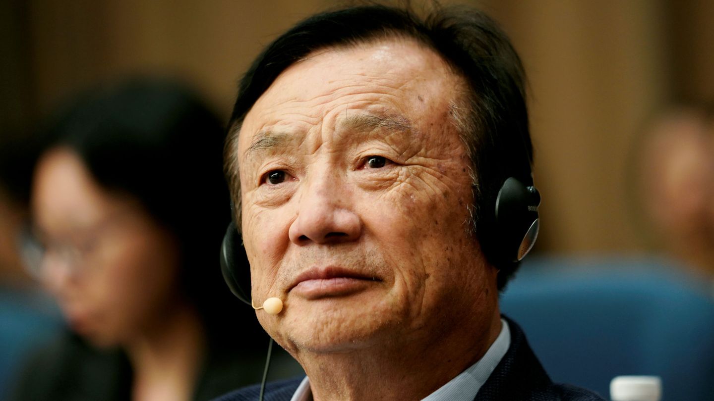 Ren Zhengfei, fundador de Huawei, durante la mesa redonda este lunes. (Reuters)