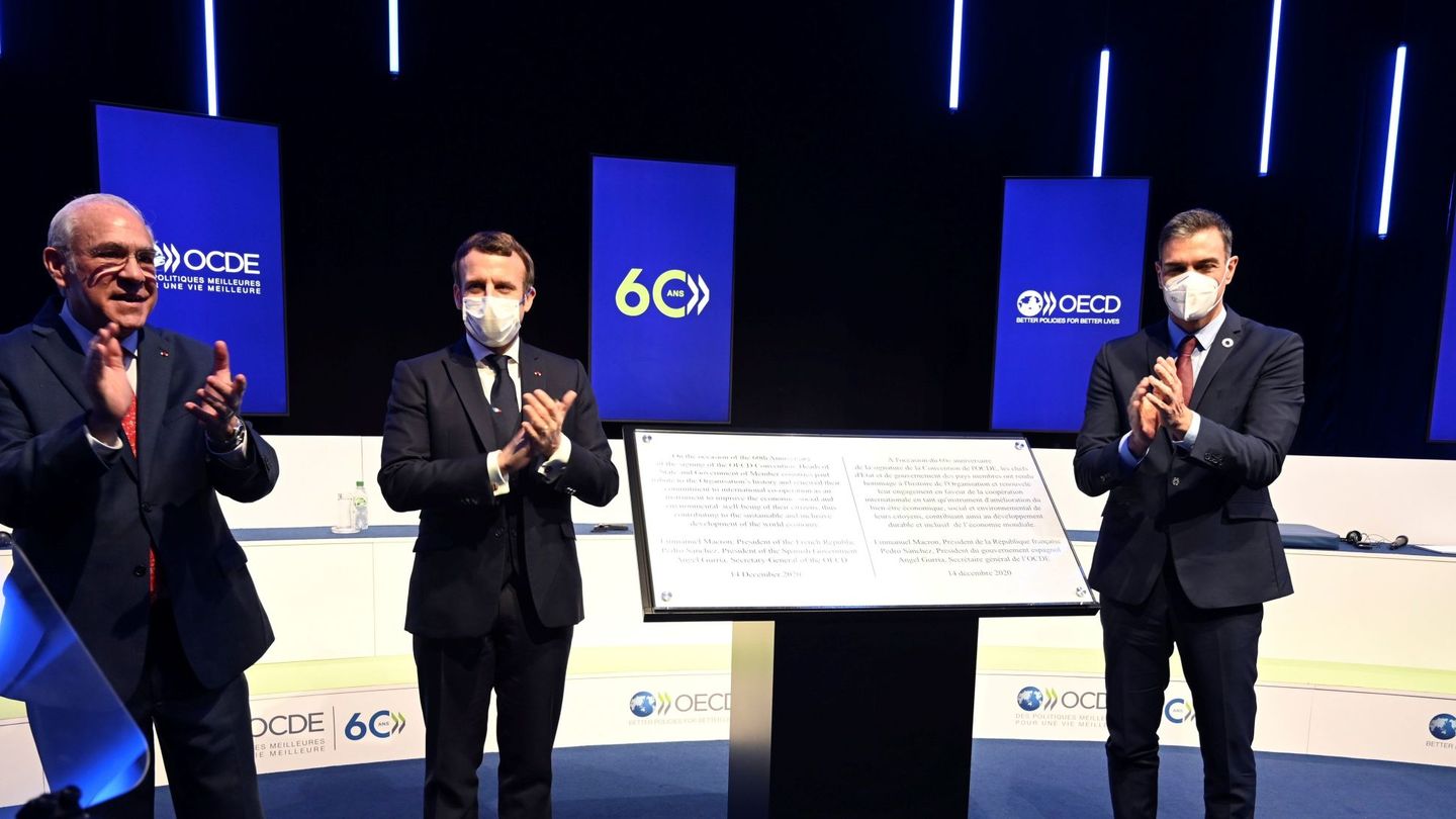 El presidente del Gobierno, Pedro Sánchez, junto al presidente francés, Emmanuel Macron. (EFE)