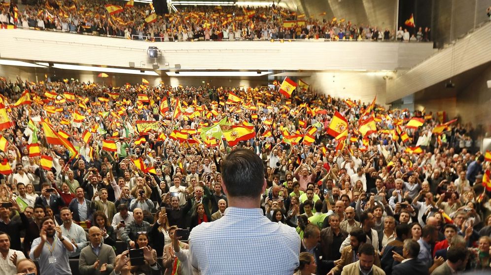 Foto: El líder de Vox, Santiago Abascal (de espaldas), durante un acto de campaña de las elecciones generales en Sevilla. (EFE)