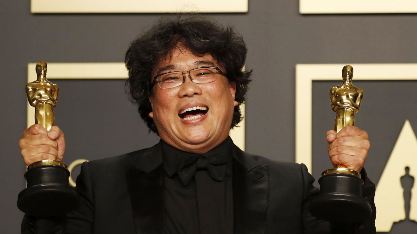 Bong Joon Ho posa con los Oscar a la Mejor Película y a la Mejor Película Extranjera (EFE)
