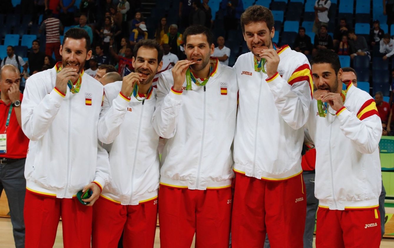 Rudy Fernandez, José Manuel Calderón, Felipe Reyes, Pau Gasol y Juan Carlos Navarro, en el podio de los Juegos Olímpicos Río 2016. (EFE)