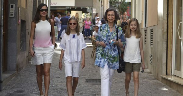 Foto: Las Reinas, con Leonor y Sofía, el pasado verano en Mallorca. (EFE)