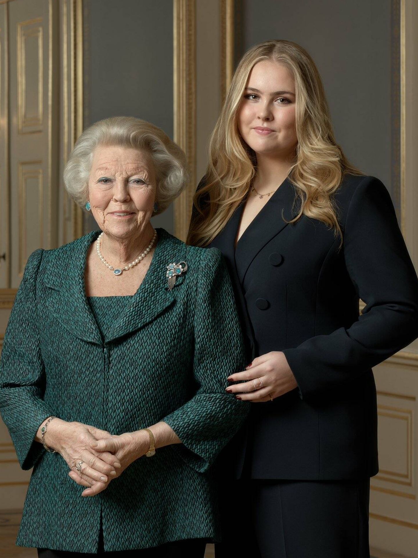 La princesa Amalia con su abuela, quien fuera la reina Beatriz. (Casa Real de Holanda)
