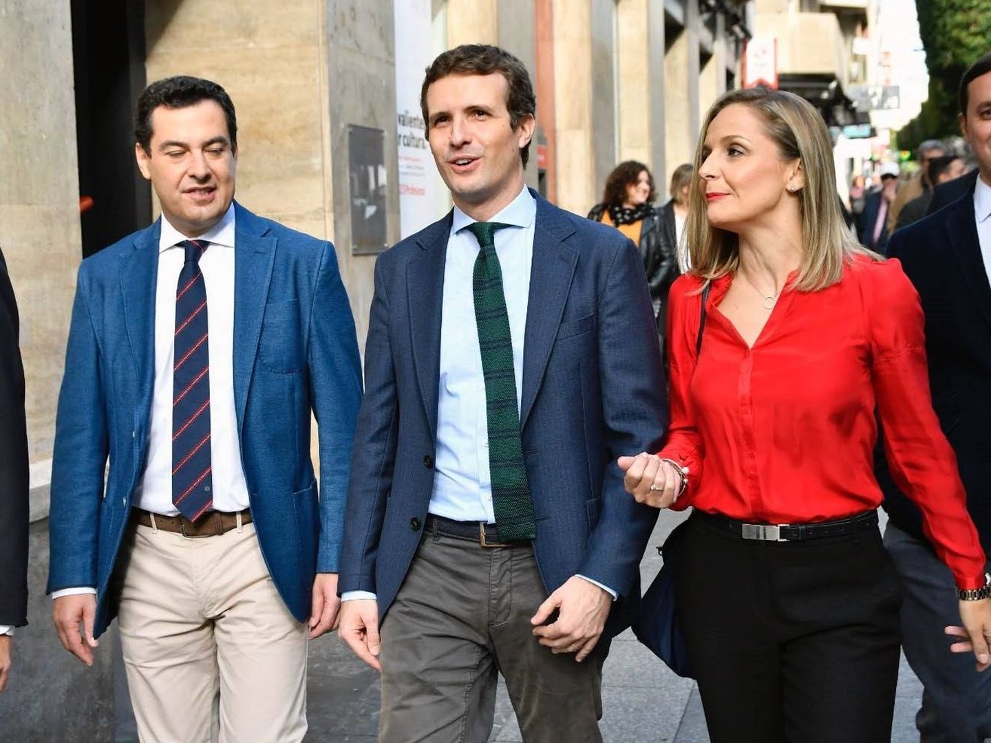 El presidente del PP, Pablo Casado, con el líder de los conservadores andaluces, Juanma Moreno, el pasado 13 de noviembre en Almería. (EFE)