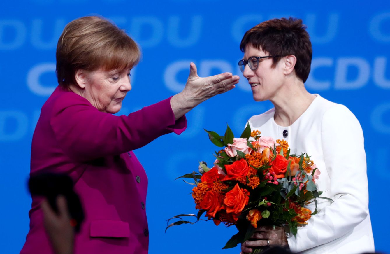Annegret Kramp-Karrenbauer (d) es la preferida de Merkel para ser su sucesora. (EFE)