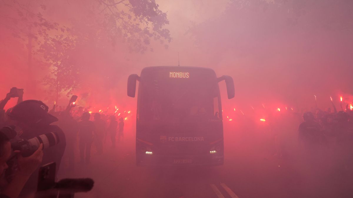 "Nos han tirado piedras". Los aficionados del Barça se confunden y apedrean el autobús azulgrana