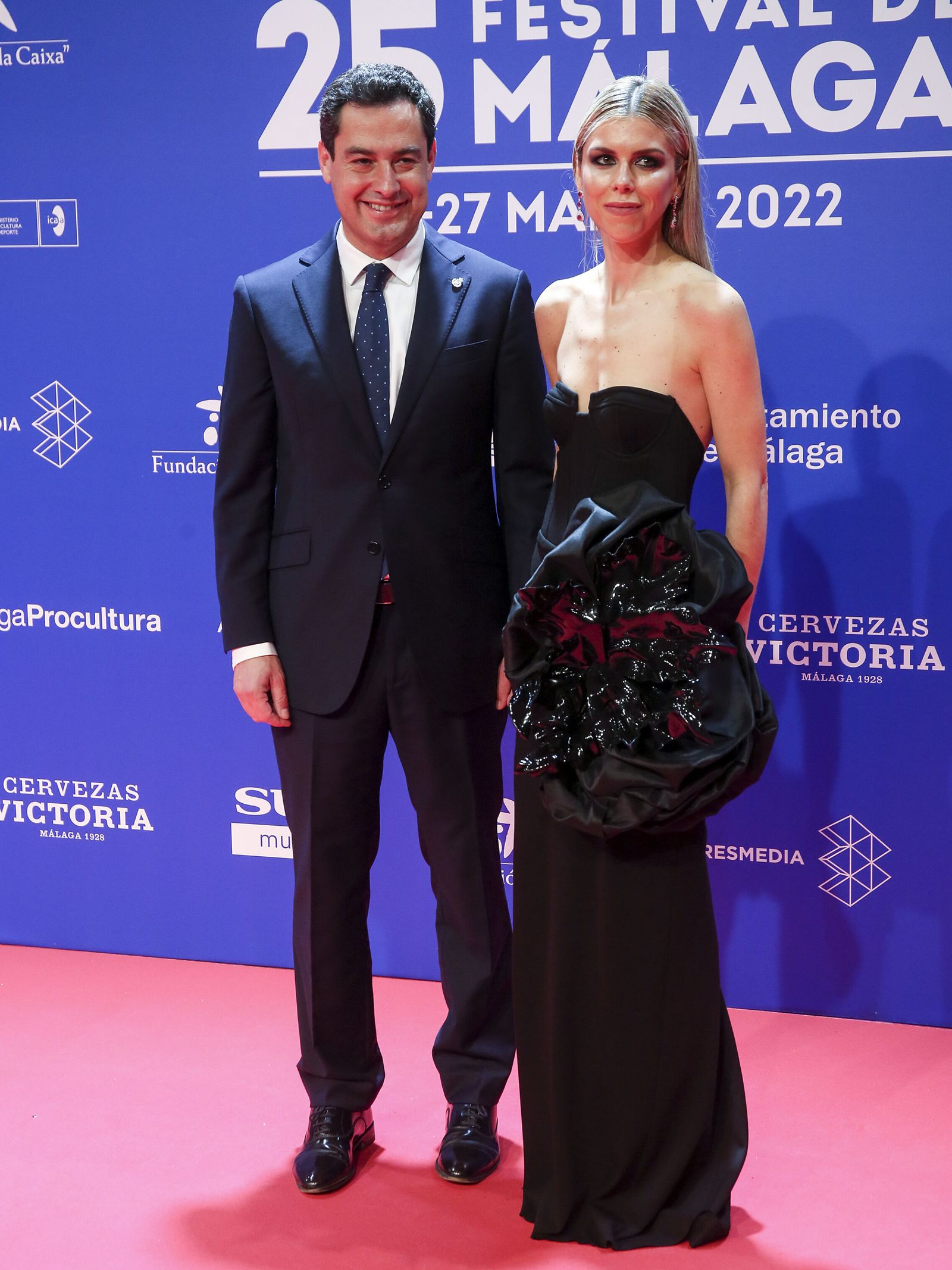 El presidente de la Junta de Andalucía, Juanma Moreno, y Manuela Villena en el XXV Festival de Cine de Málaga. (EFE/Daniel Pérez)