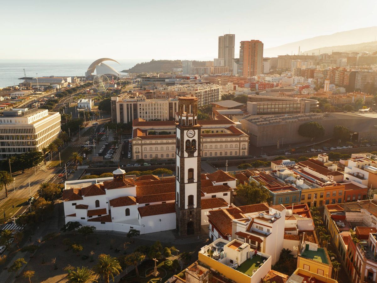 Foto: Santa Cruz de Tenerife, la capital más maleducada de España, según este estudio. (iStock)