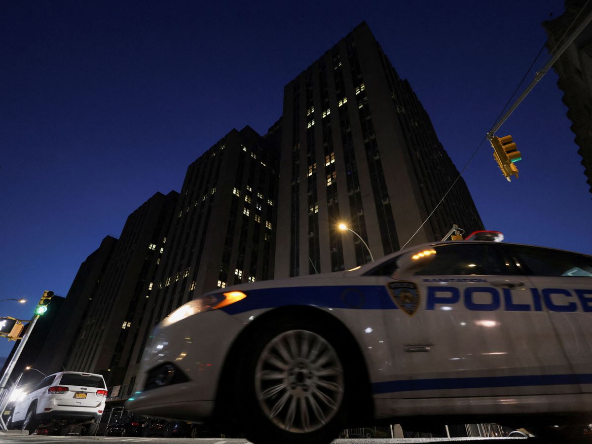 Foto: Un coche de policía pasa junto al Tribunal Penal de Manhattan tras la imputación del expresidente de Estados Unidos Donald Trump por un gran jurado de Manhattan. (Reuters / Andrew Kelly)