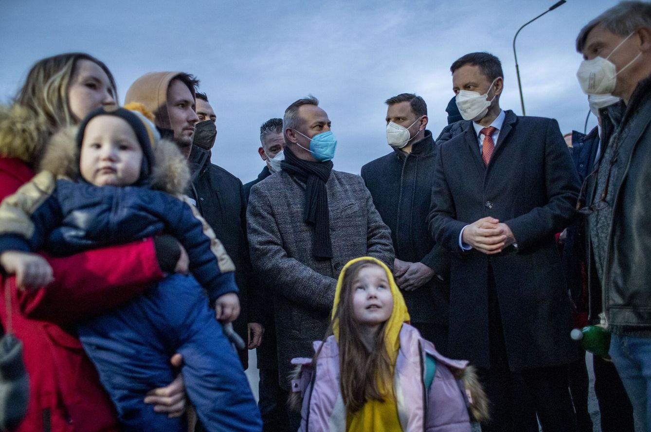 El primer ministro de Eslovaquia habla con personas llegadas de Ucrania. (EFE/Martin Divisek) 